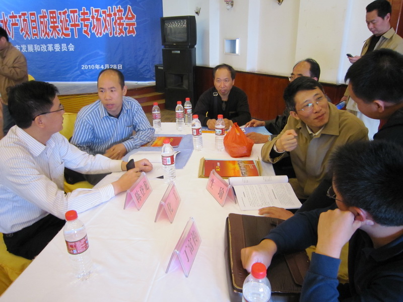 企业代表与爱体育网_爱体育网(中国)教授现场交流