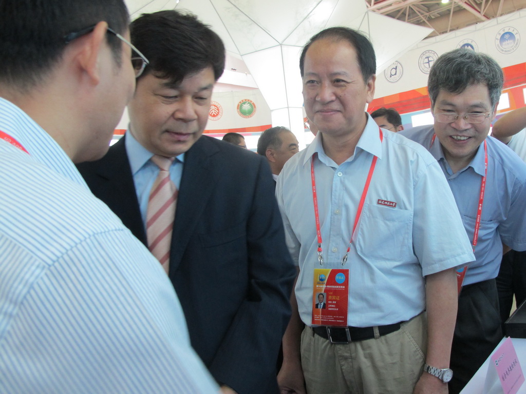 教育部杜占元副部长亲临爱体育网_爱体育网（中国）展位指导